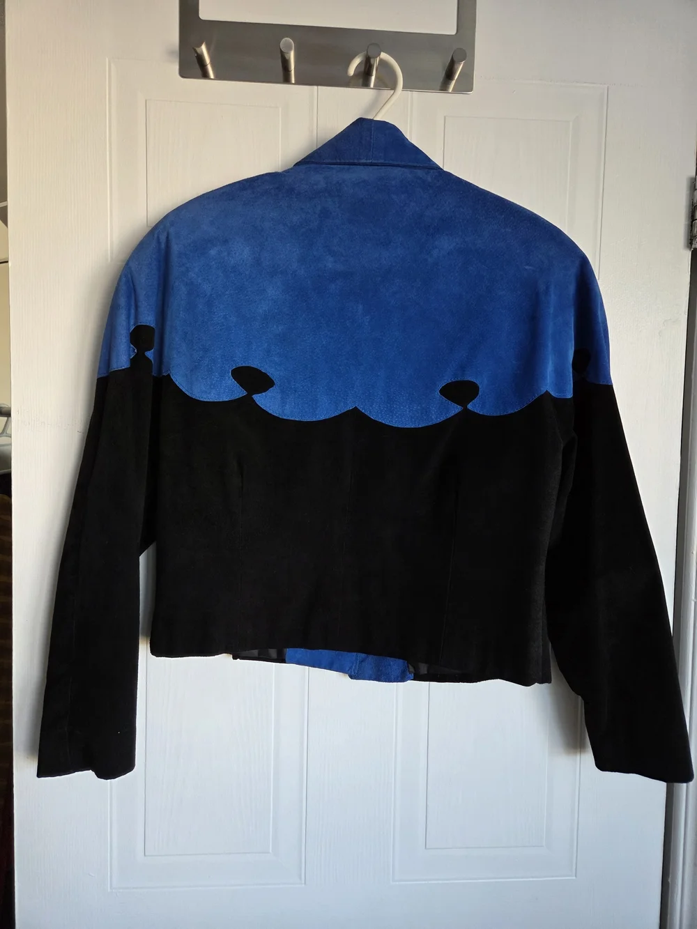 Vintage suede leather cropped jacket • electric blue & black • sculptural collar - Picture 6 of 10
